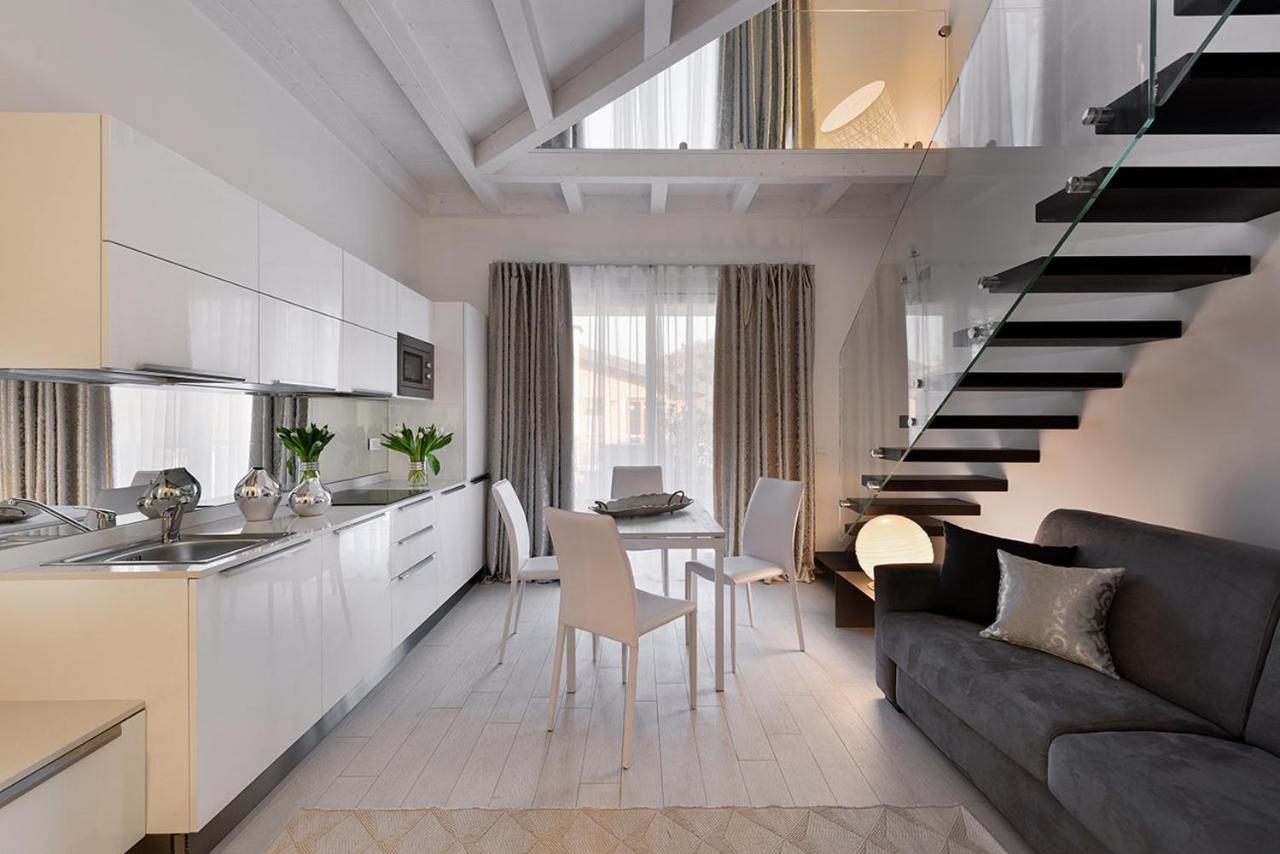 Villa Bianca Luxury Apartments Дезенцано-дель-Гарда Экстерьер фото