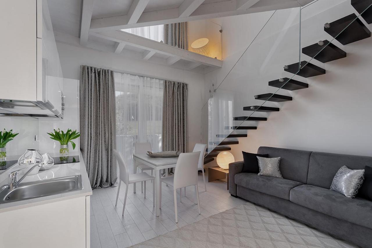 Villa Bianca Luxury Apartments Дезенцано-дель-Гарда Экстерьер фото