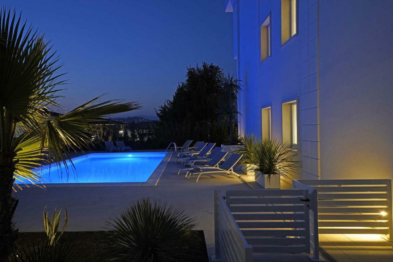 Villa Bianca Luxury Apartments Дезенцано-дель-Гарда Экстерьер фото