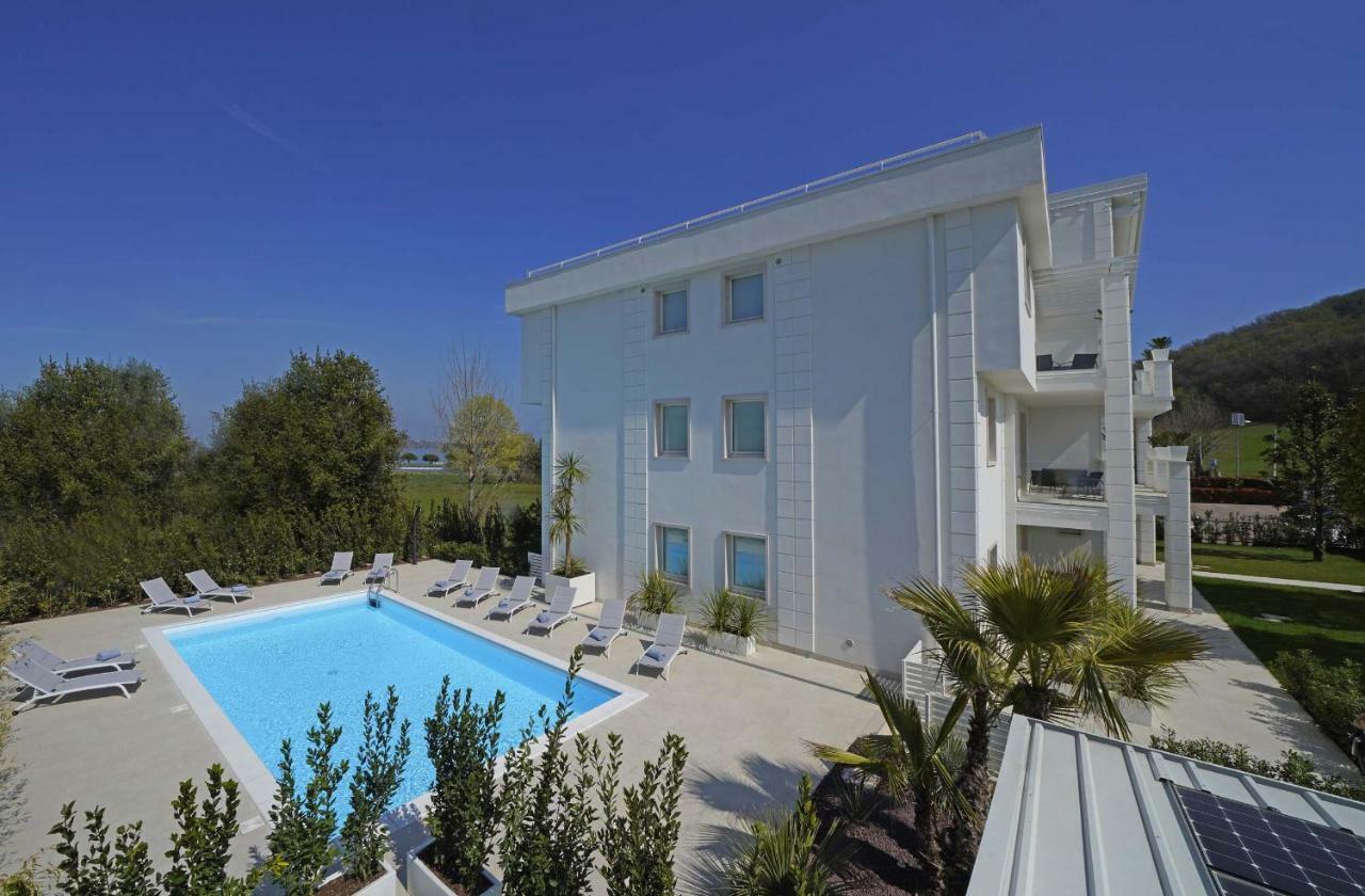 Villa Bianca Luxury Apartments Дезенцано-дель-Гарда Экстерьер фото