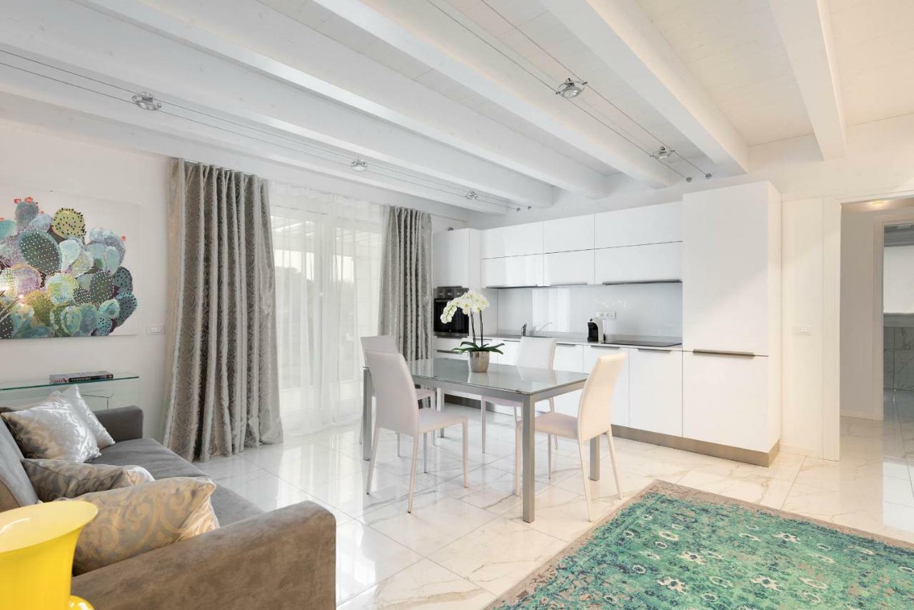 Villa Bianca Luxury Apartments Дезенцано-дель-Гарда Экстерьер фото