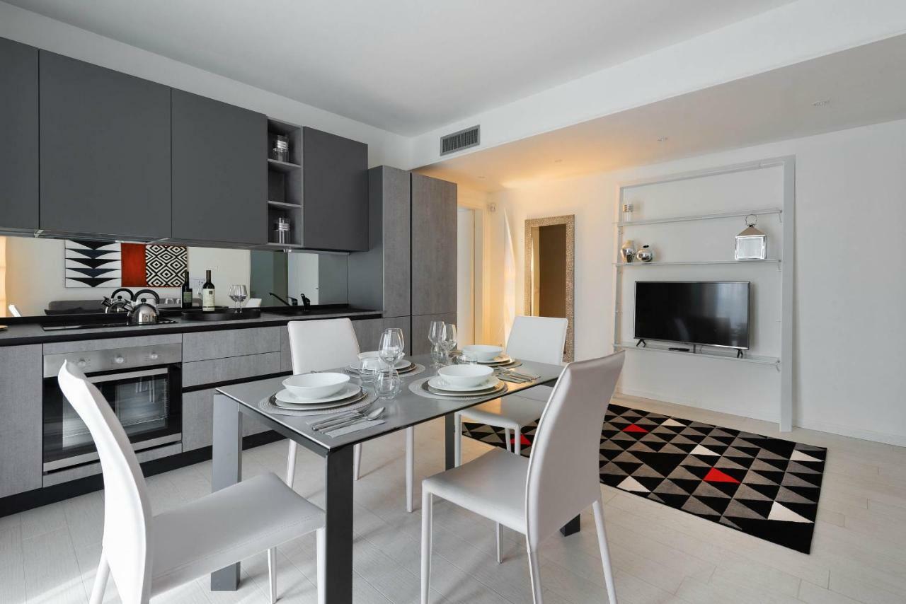 Villa Bianca Luxury Apartments Дезенцано-дель-Гарда Экстерьер фото