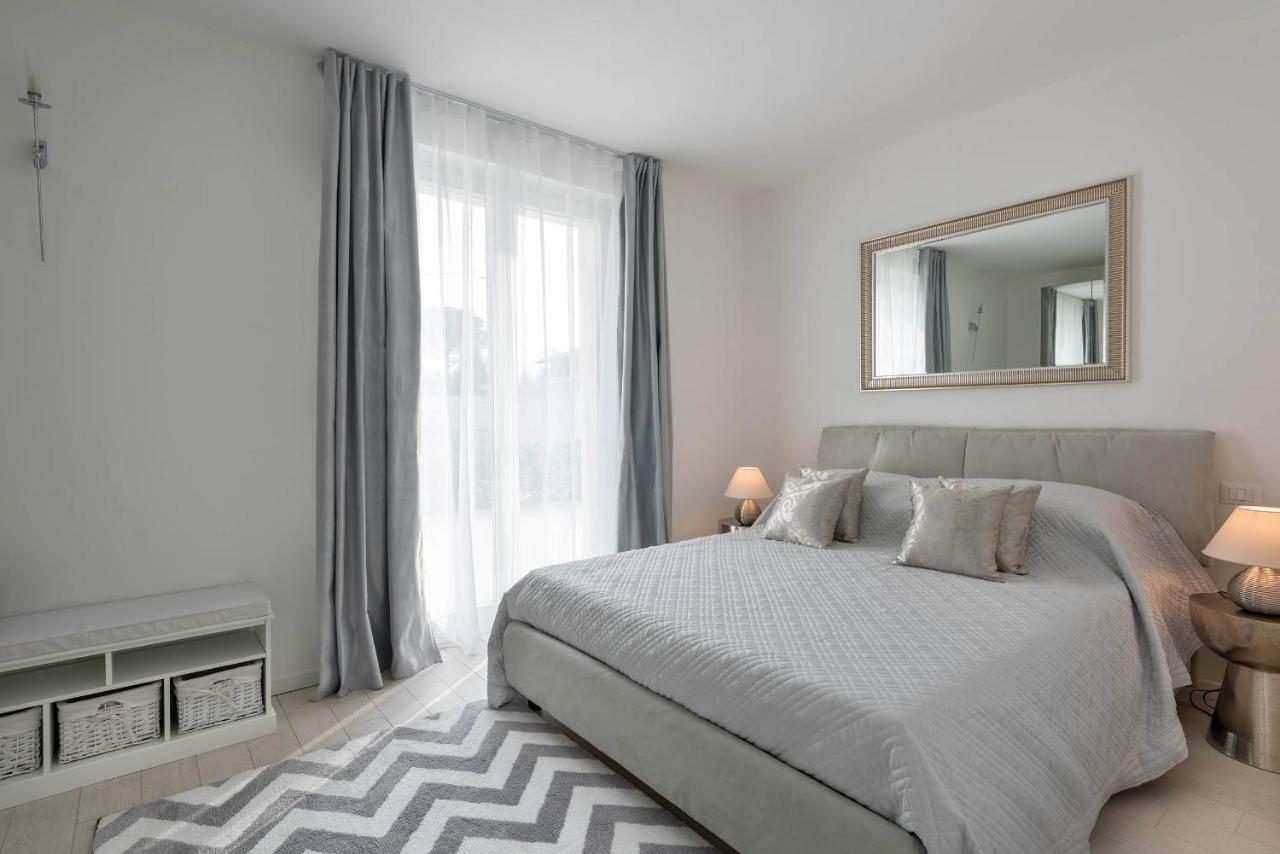 Villa Bianca Luxury Apartments Дезенцано-дель-Гарда Экстерьер фото