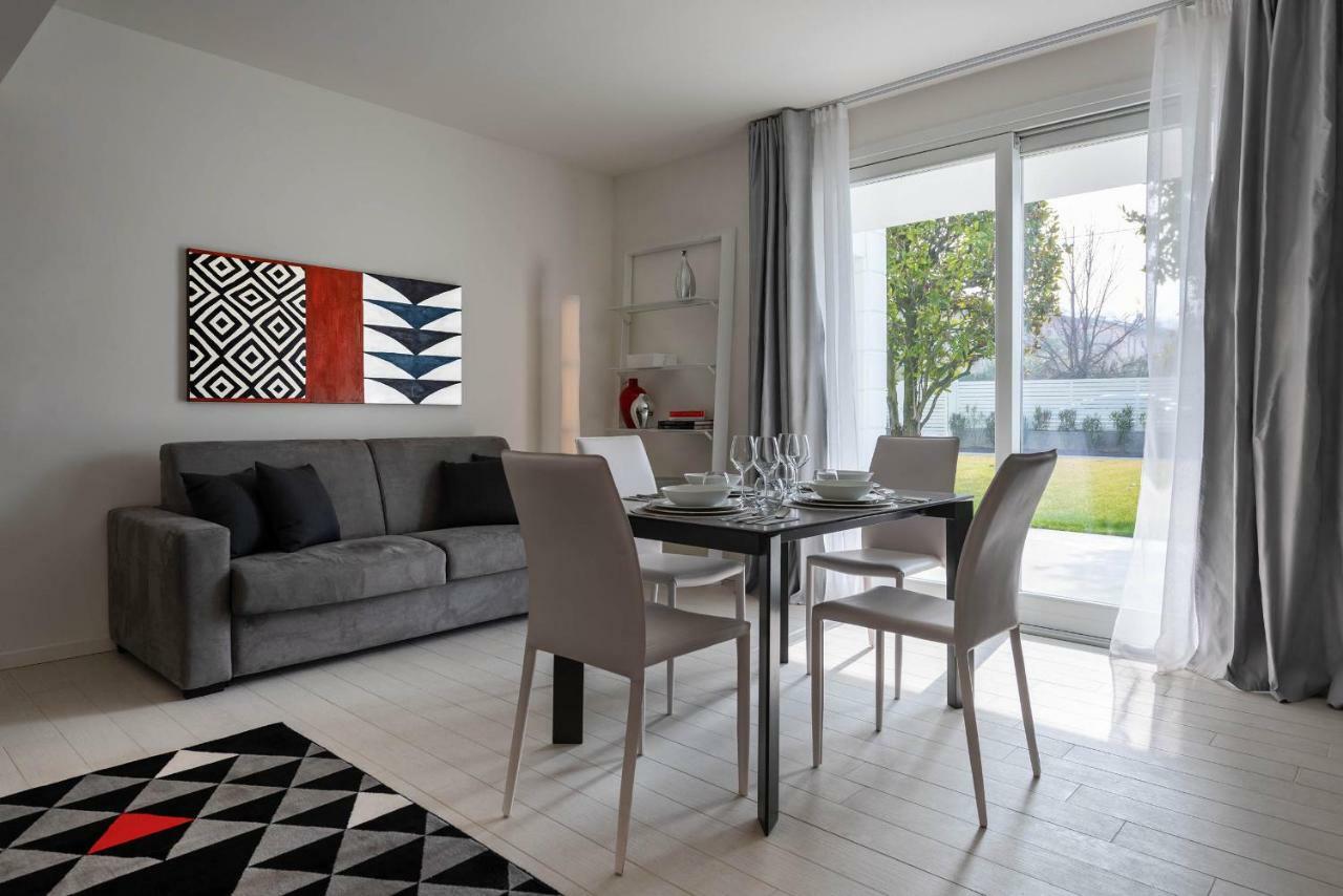 Villa Bianca Luxury Apartments Дезенцано-дель-Гарда Экстерьер фото