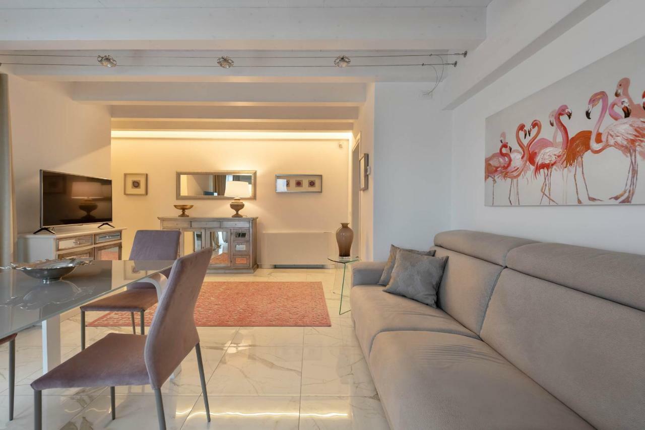 Villa Bianca Luxury Apartments Дезенцано-дель-Гарда Экстерьер фото