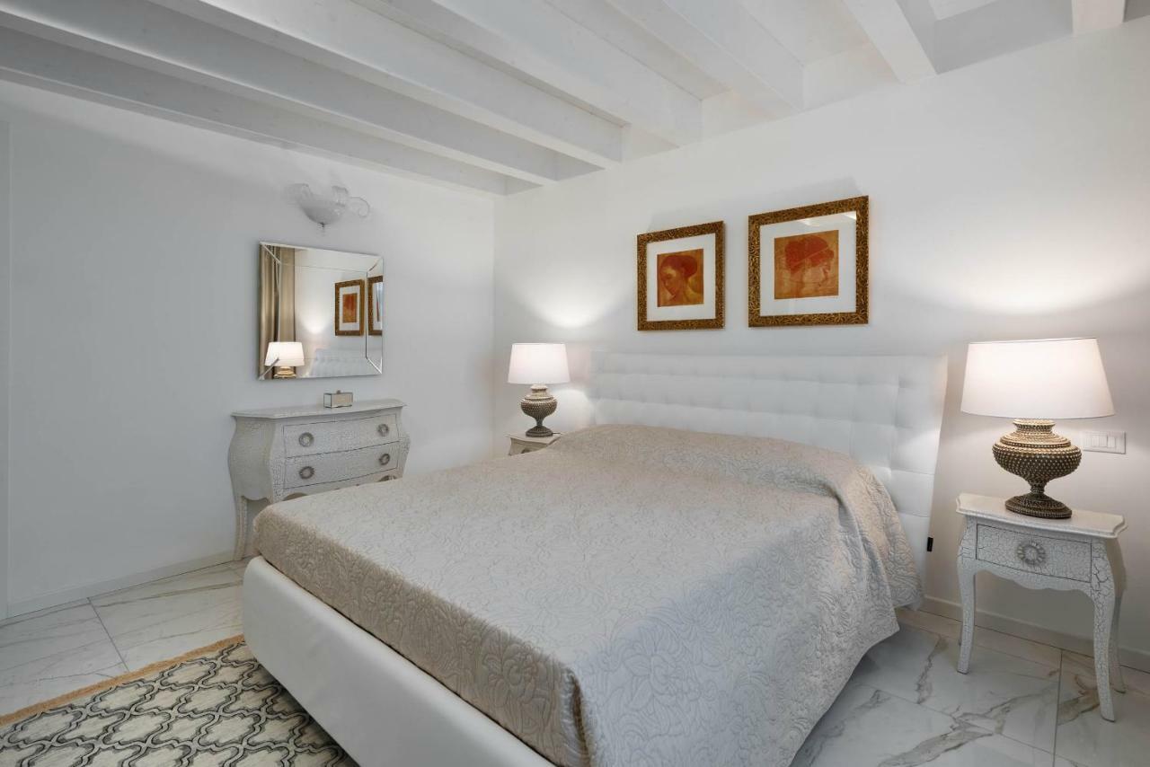 Villa Bianca Luxury Apartments Дезенцано-дель-Гарда Экстерьер фото