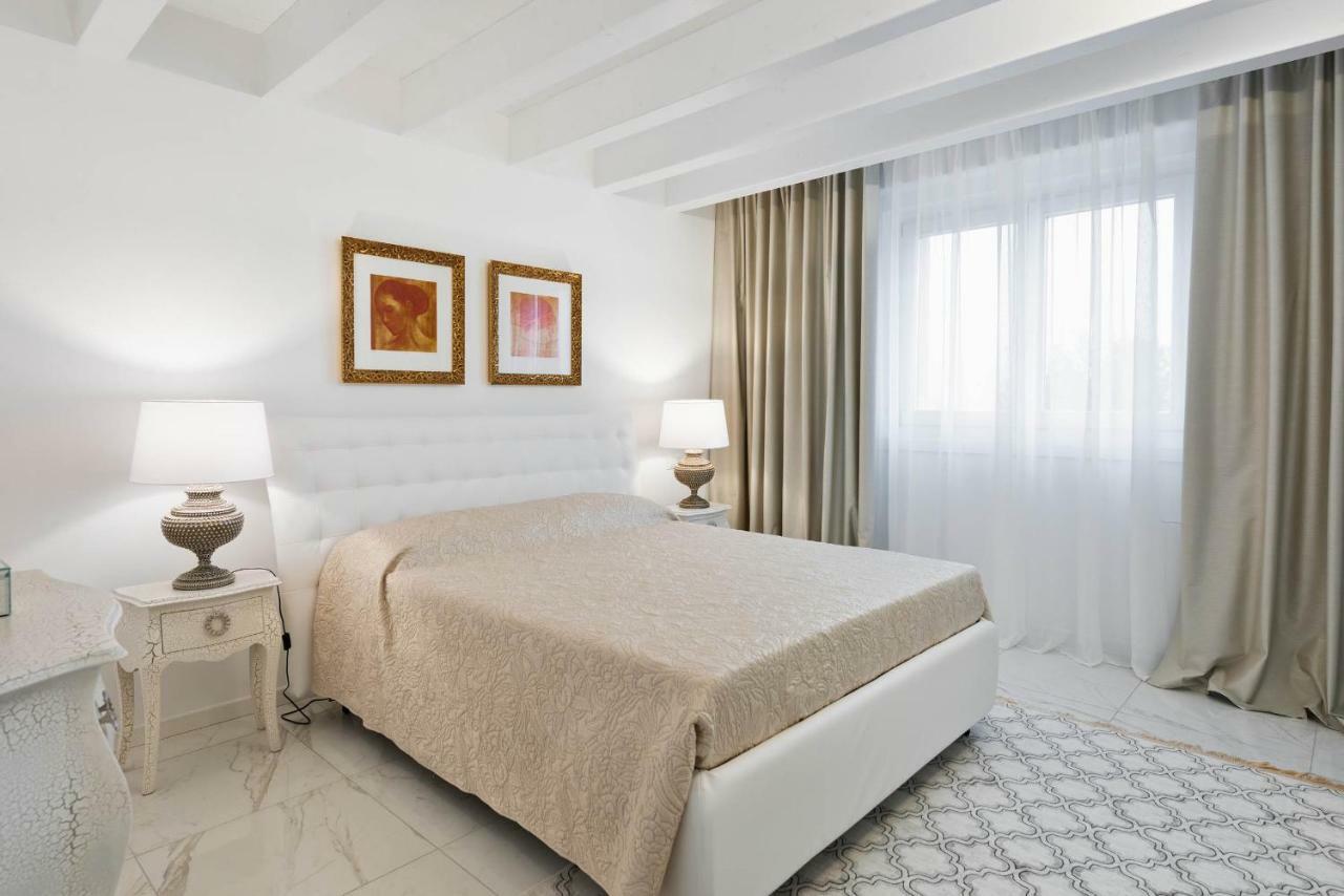 Villa Bianca Luxury Apartments Дезенцано-дель-Гарда Экстерьер фото